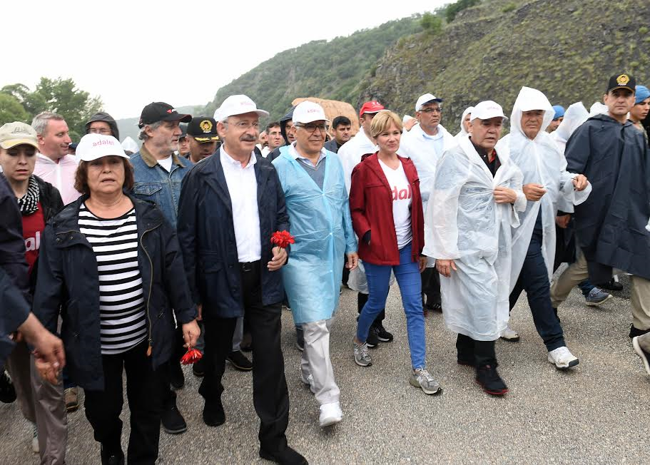 Zülfü Livaneli Adalet Yürüyüşü'nde 9