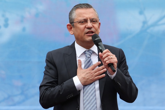 Cumhuriyet Halk Partisi Genel Başkanı Özgür Özel, Trabzon’da düzenlenen halk buluşmasında vatandaşlara hitap etti. 1