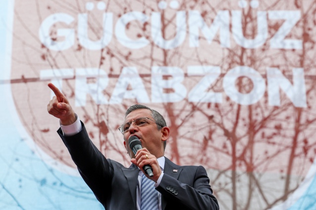 Cumhuriyet Halk Partisi Genel Başkanı Özgür Özel, Trabzon’da düzenlenen halk buluşmasında vatandaşlara hitap etti. 4