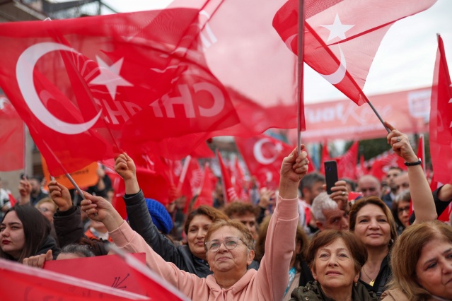 Cumhuriyet Halk Partisi Genel Başkanı Özgür Özel, Giresun’da düzenlenen halk buluşmasında vatandaşlara hitap etti. 3