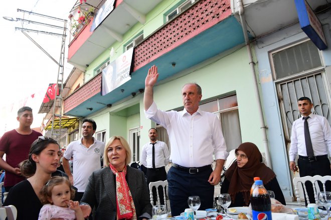 CHP'nin Cumhurbaşkanı Adayı Muharrem İnce, iftar yemeğinde 11
