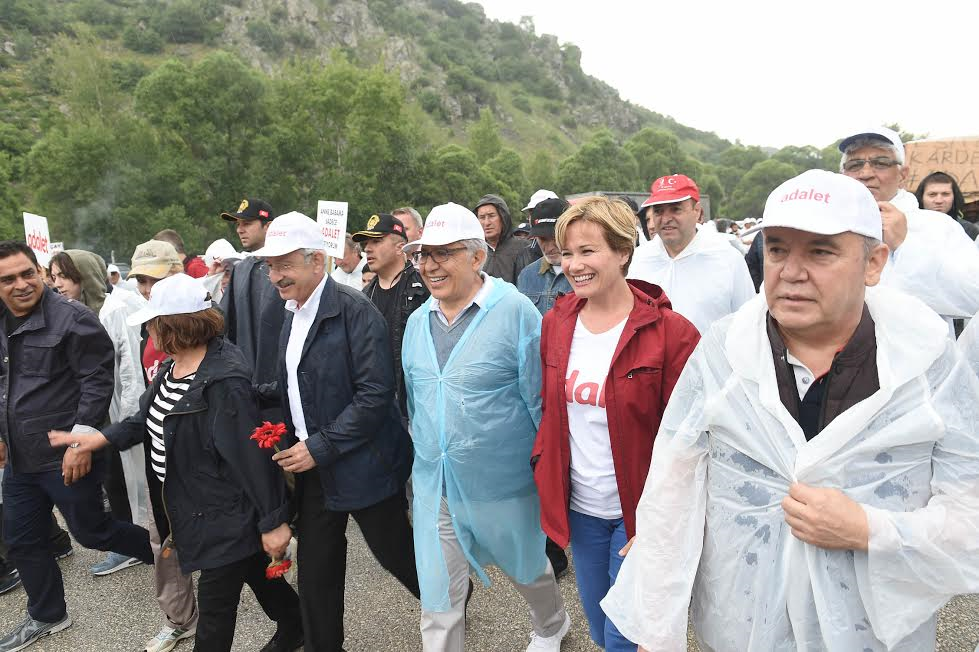 Zülfü Livaneli Adalet Yürüyüşü'nde 16