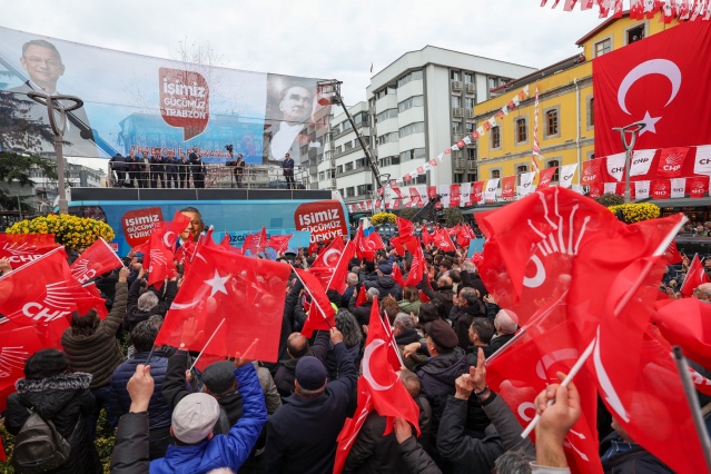 Cumhuriyet Halk Partisi Genel Başkanı Özgür Özel, Trabzon’da düzenlenen halk buluşmasında vatandaşlara hitap etti. 2