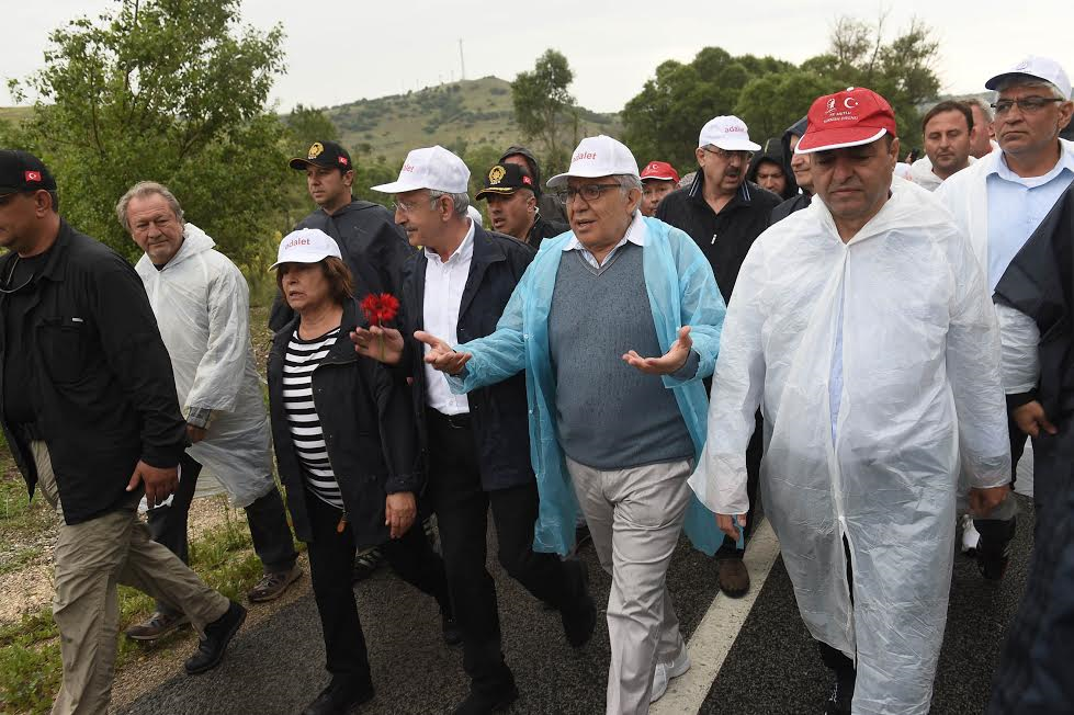 Zülfü Livaneli Adalet Yürüyüşü'nde 8