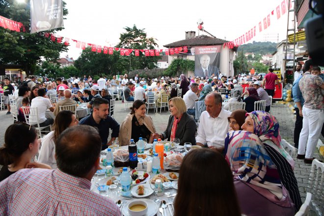 CHP'nin Cumhurbaşkanı Adayı Muharrem İnce, iftar yemeğinde 16