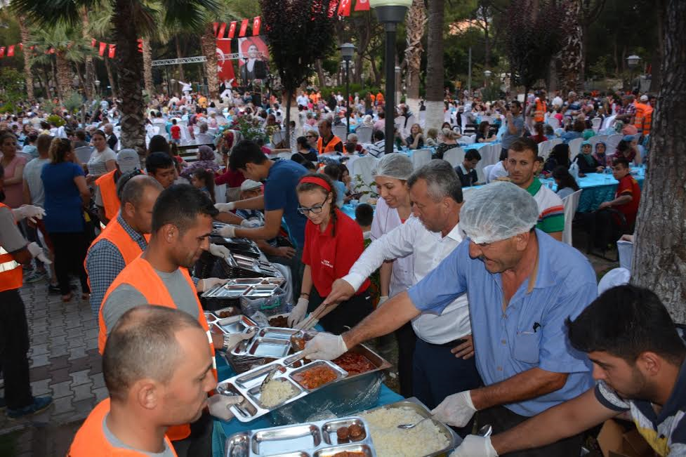 Kadir Gecesi'nde Binlerce Menemen'li Birlikte Oruç Açtı 7