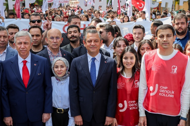 CHP GENEL BAŞKANI ÖZGÜR ÖZEL, BÜYÜK GENÇLİK YÜRÜYÜŞÜNE KATILDI 3