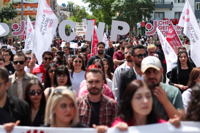 CHP GENEL BAŞKANI ÖZGÜR ÖZEL, BÜYÜK GENÇLİK YÜRÜYÜŞÜNE KATILDI 1