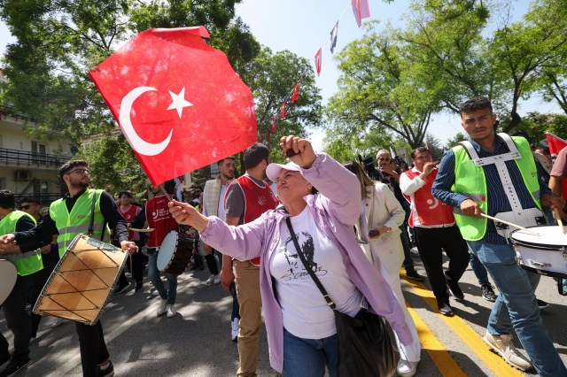 CHP GENEL BAŞKANI ÖZGÜR ÖZEL, BÜYÜK GENÇLİK YÜRÜYÜŞÜNE KATILDI 16