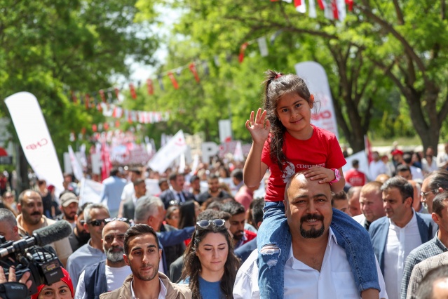 CHP GENEL BAŞKANI ÖZGÜR ÖZEL, BÜYÜK GENÇLİK YÜRÜYÜŞÜNE KATILDI 10