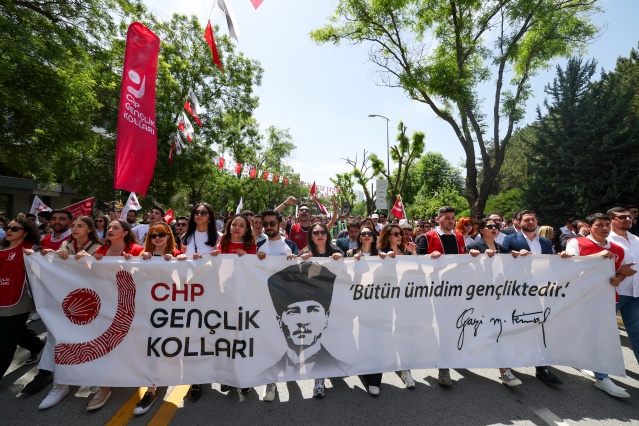 CHP GENEL BAŞKANI ÖZGÜR ÖZEL, BÜYÜK GENÇLİK YÜRÜYÜŞÜNE KATILDI 11