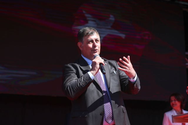 Cumhuriyet Halk Partisi Genel Başkanı Özgür Özel, İzmir Foça'da 10