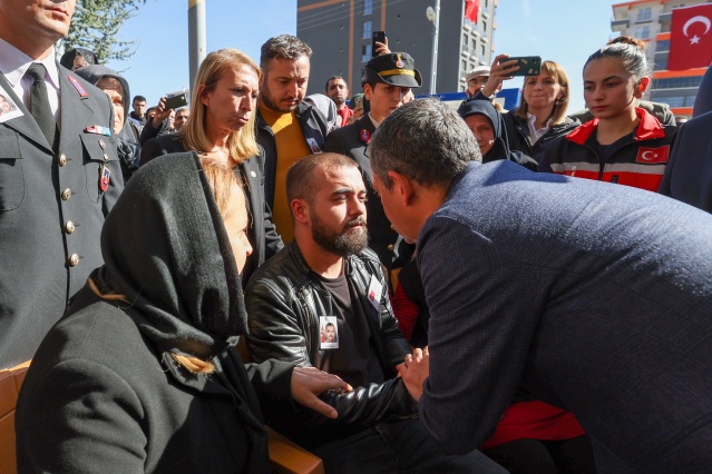 CHP GENEL BAŞKANI ÖZGÜR ÖZEL, ŞEHİT CENAZESİNE KATILDI 8