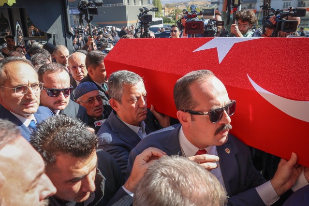 CHP GENEL BAŞKANI ÖZGÜR ÖZEL, ŞEHİT CENAZESİNE KATILDI 3
