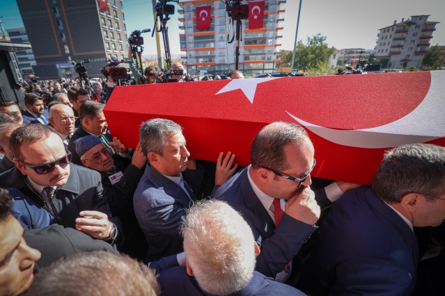 CHP GENEL BAŞKANI ÖZGÜR ÖZEL, ŞEHİT CENAZESİNE KATILDI 6