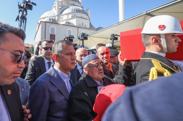 CHP GENEL BAŞKANI ÖZGÜR ÖZEL, ŞEHİT CENAZESİNE KATILDI 5