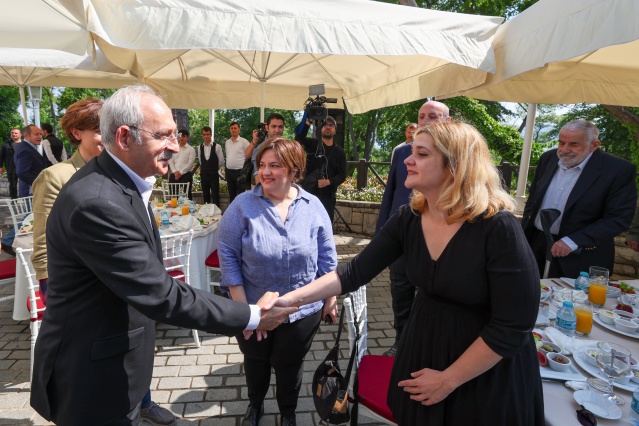 KEMAL KILIÇDAROĞLU, GEZİ DAVASI TUTUKLULARININ AİLELERİ İLE BİR ARAYA GELDİ 9