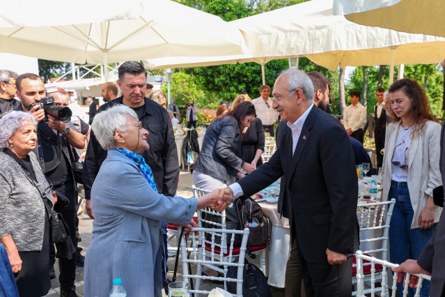 KEMAL KILIÇDAROĞLU, GEZİ DAVASI TUTUKLULARININ AİLELERİ İLE BİR ARAYA GELDİ 8