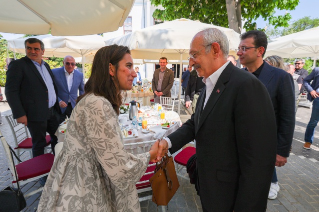 KEMAL KILIÇDAROĞLU, GEZİ DAVASI TUTUKLULARININ AİLELERİ İLE BİR ARAYA GELDİ 11