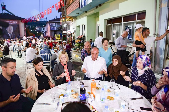 CHP'nin Cumhurbaşkanı Adayı Muharrem İnce, iftar yemeğinde 19