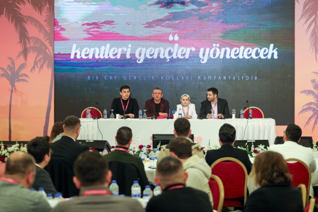 Cumhuriyet Halk Partisi Genel Başkanı Özgür Özel, Manisa’da düzenlenen CHP Gençlik Kolları İl Başkanları Toplantısında konuştu. 7