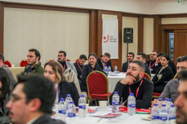 Cumhuriyet Halk Partisi Genel Başkanı Özgür Özel, Manisa’da düzenlenen CHP Gençlik Kolları İl Başkanları Toplantısında konuştu. 2