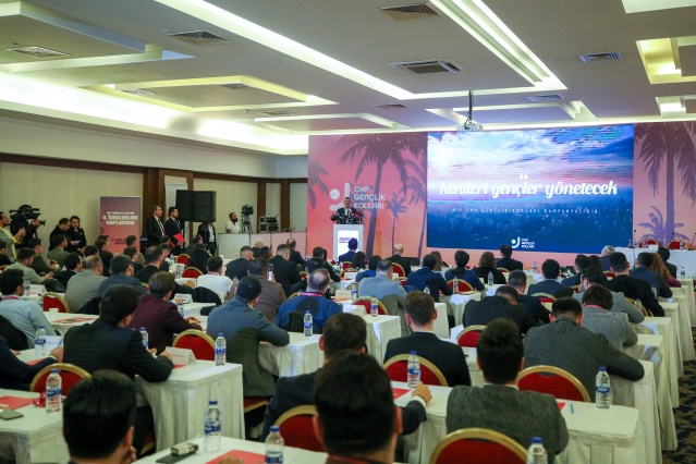 Cumhuriyet Halk Partisi Genel Başkanı Özgür Özel, Manisa’da düzenlenen CHP Gençlik Kolları İl Başkanları Toplantısında konuştu. 10