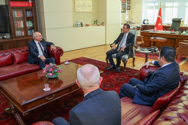 CHP lideri Özgür Özel, Saadet Partili heyeti kabul etti 1