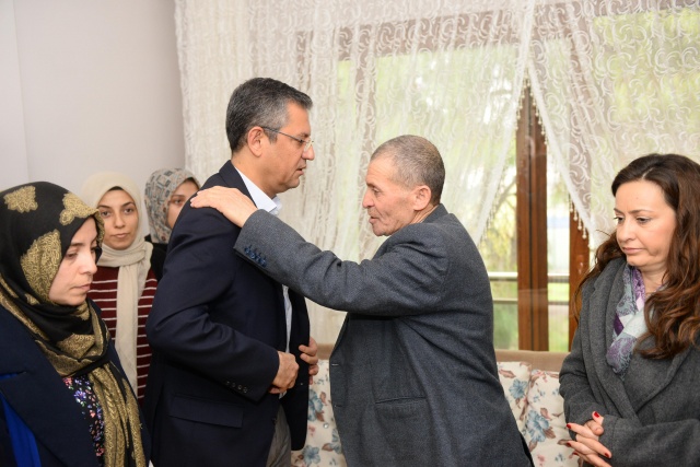 CHP GENEL BAŞKANI ÖZGÜR ÖZEL’DEN ŞEHİT BUDAK’IN AİLESİNE TAZİYE ZİYARETİ 3