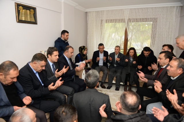 CHP GENEL BAŞKANI ÖZGÜR ÖZEL’DEN ŞEHİT BUDAK’IN AİLESİNE TAZİYE ZİYARETİ 4